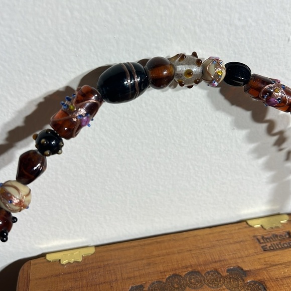 Vintage wooden cigar box purse lined with glass beaded handle and charm - Picture 5 of 15